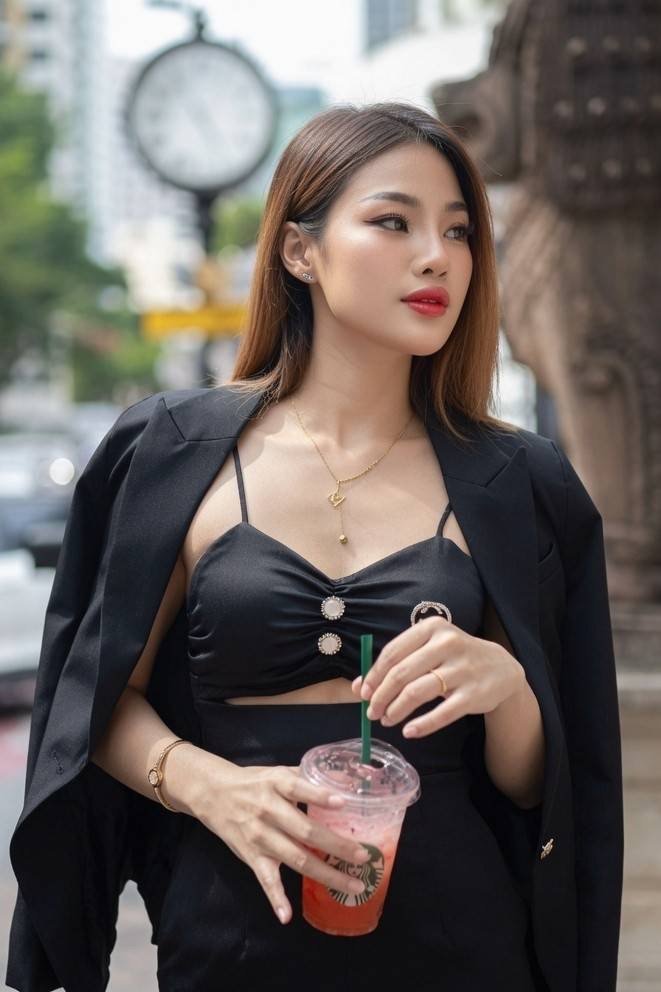 Photo 2 of 5 of Fah from Khlong Toei, Bangkok